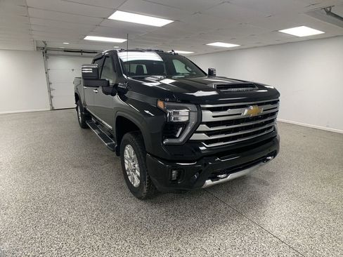 Used 2024 Chevrolet Silverado 2500 High Country w/ Technology Package AWD/4WD image 2