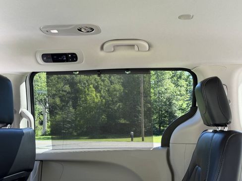 Used 2024 Chrysler Pacifica Touring-L AWD/4WD image 28