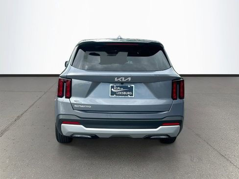 Certified 2025 Kia Sorento LX FWD image 6