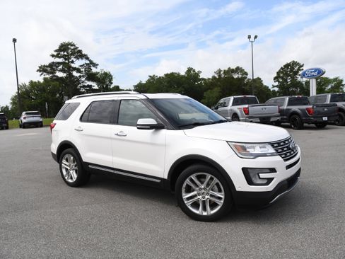 Used 2017 Ford Explorer Limited w/ Equipment Group 301A FWD image 3