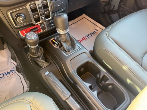 Used 2025 Jeep Gladiator Mojave w/ Convenience Group image 32