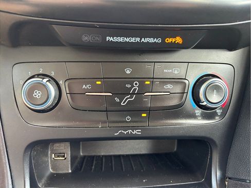Used 2015 Ford Focus SE FWD image 25