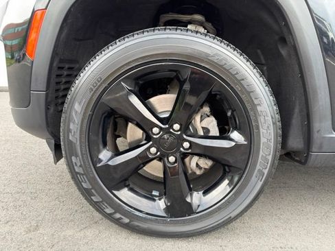 Used 2023 Jeep Grand Cherokee Altitude AWD/4WD image 32