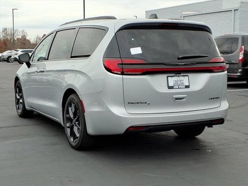 New 2026 Chrysler Pacifica Limited w/ S Appearance Package FWD image 4