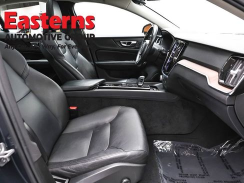 Used 2022 Volvo S60 B5 Momentum image 24