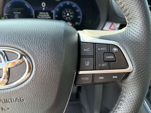 Used 2025 Toyota Sienna Platinum AWD/4WD image 29