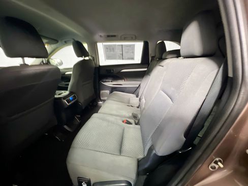 Used 2019 Toyota Highlander LE image 28