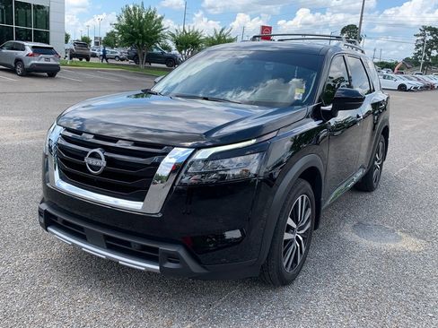 Used 2025 Nissan Pathfinder Platinum AWD/4WD image 4