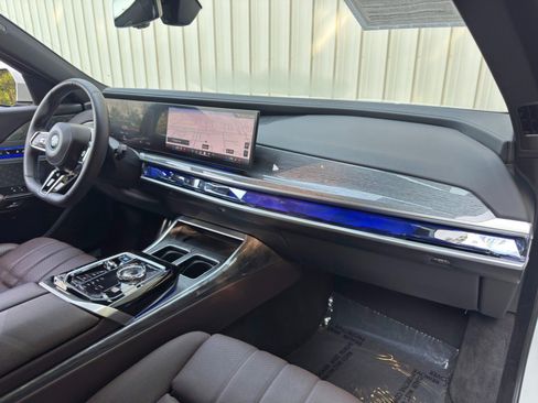 Used 2023 BMW i7 xDrive60 w/ Executive Package 2 AWD/4WD image 15