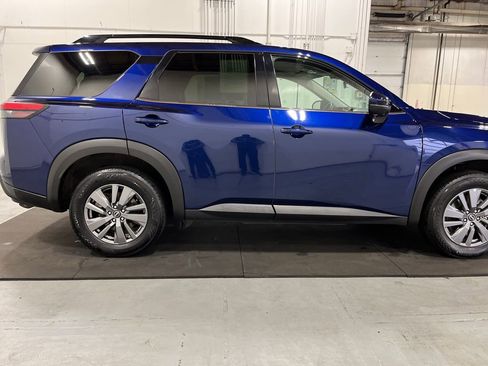 Used 2025 Nissan Pathfinder SV image 11