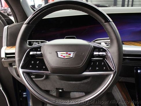 Used 2025 Cadillac Escalade ESV Sport Platinum w/ LPO, ONYX Package image 17