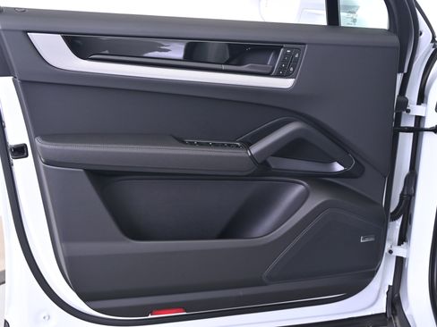 Certified 2025 Porsche Cayenne image 35