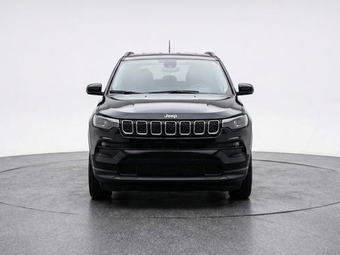Used 2025 Jeep Compass Latitude image 2