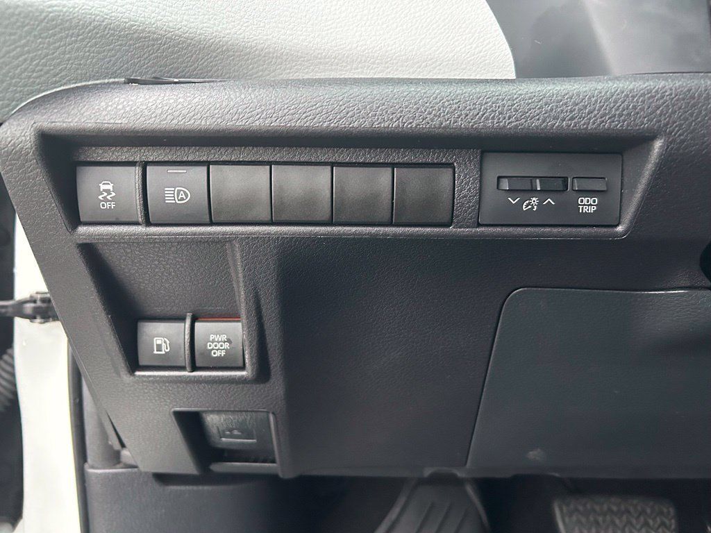 Used 2025 Toyota Sienna LE AWD/4WD image 14