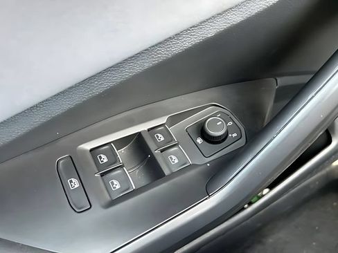 Used 2025 Volkswagen Jetta SE FWD image 28