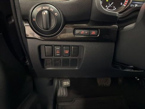 Used 2018 Nissan Titan SV w/ SV Convenience Package image 14