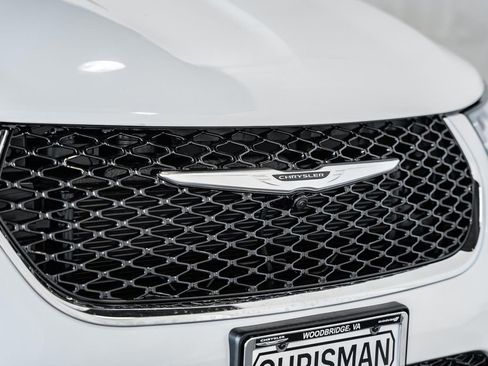 New 2026 Chrysler Pacifica Limited w/ Uconnect Theater Family Group image 11