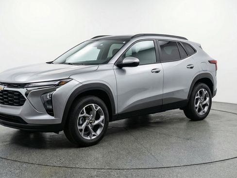 Used 2025 Chevrolet Trax LT w/ LT Convenience Package image 3