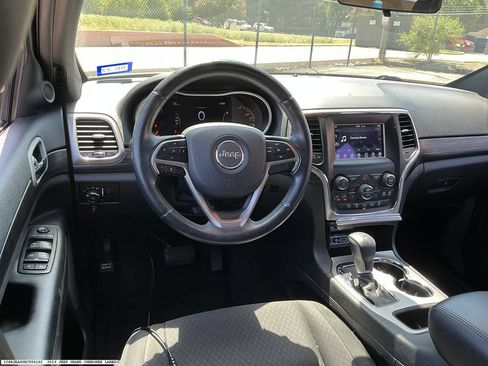 Used 2019 Jeep Grand Cherokee Laredo RWD image 13
