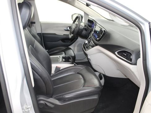Used 2024 Chrysler Pacifica Touring-L FWD image 26