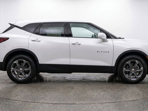 Used 2025 Chevrolet Blazer LT FWD image 8