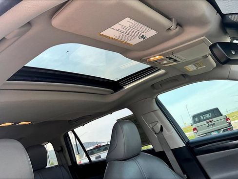 Used 2022 Toyota Highlander XLE AWD/4WD image 22