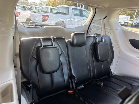 Used 2023 Chrysler Pacifica Touring-L image 32