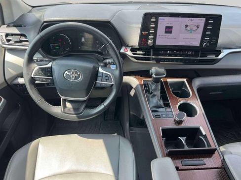 Certified 2022 Toyota Sienna XLE FWD image 17