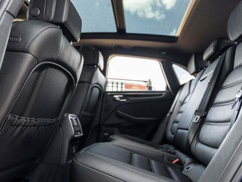 Certified 2026 Porsche Macan AWD/4WD image 30