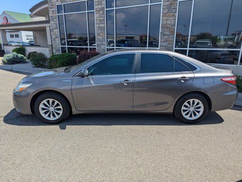 Used 2016 Toyota Camry LE FWD image 2