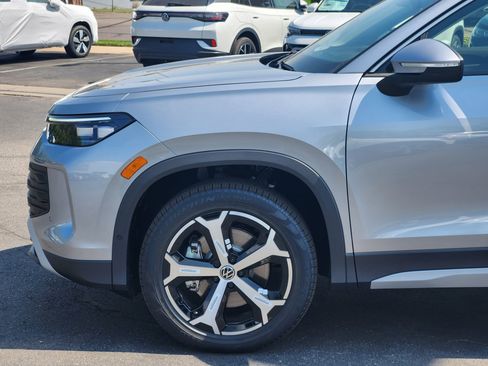 New 2025 Volkswagen Tiguan SE AWD/4WD image 2