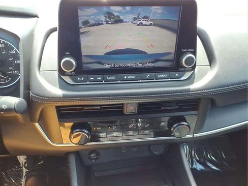 Used 2024 Nissan Rogue S FWD image 14