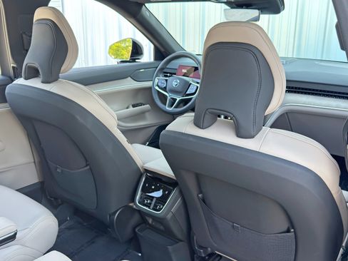 Used 2025 Volvo EX90 Ultra image 35