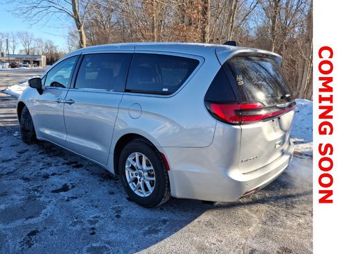 Used 2024 Chrysler Pacifica Touring-L image 6