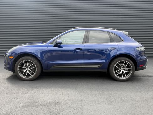 Used 2025 Porsche Macan AWD/4WD image 2