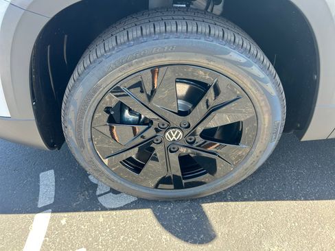 New 2026 Volkswagen Taos SE FWD image 25
