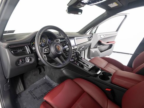 Certified 2026 Porsche Macan AWD/4WD image 17