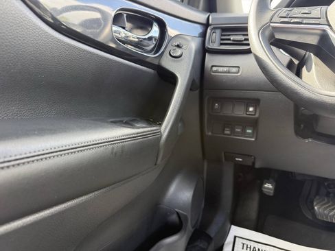 Used 2018 Nissan Rogue S AWD/4WD image 28