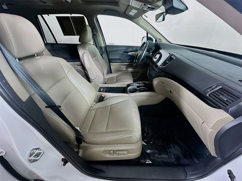 Used 2022 Honda Pilot Touring image 12