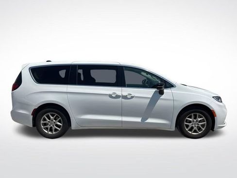Used 2024 Chrysler Pacifica Touring-L FWD image 7