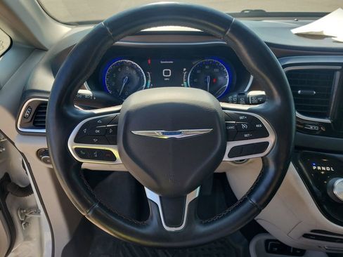 Used 2017 Chrysler Pacifica Touring-L Plus FWD image 24