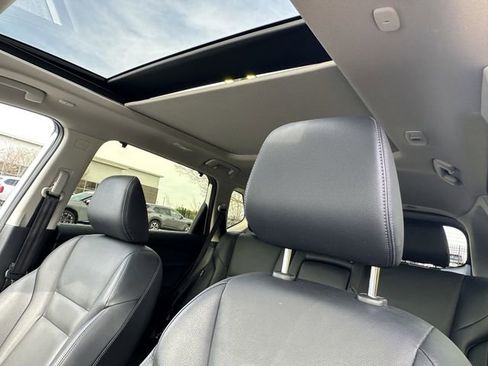 Certified 2025 Nissan Rogue SL w/ Tech Package FWD image 33