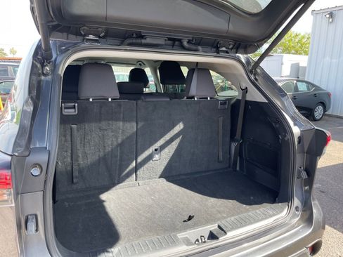 Used 2025 Toyota Highlander LE FWD image 33