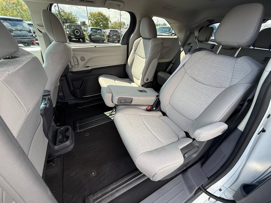 Used 2024 Toyota Sienna LE AWD/4WD image 11