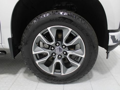 Used 2021 Chevrolet Silverado 1500 LT w/ Z71 Off-Road Package AWD/4WD image 5