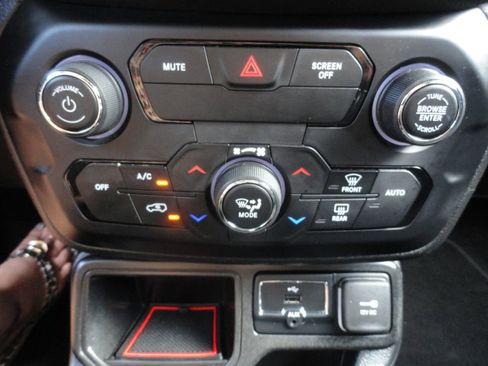 Used 2020 Jeep Renegade Latitude image 21