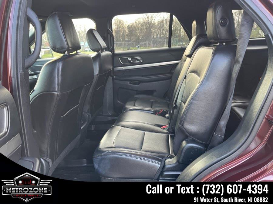 Used 2018 Ford Explorer XLT w/ Equipment Group 202A AWD/4WD image 13