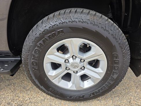 Used 2016 Toyota 4Runner SR5 AWD/4WD image 39