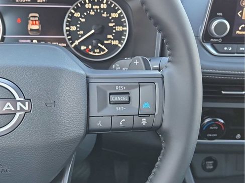 Used 2025 Nissan Rogue SV w/ SV Premium Package image 26