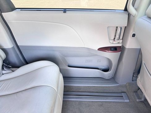 Used 2013 Toyota Sienna XLE AWD/4WD image 17